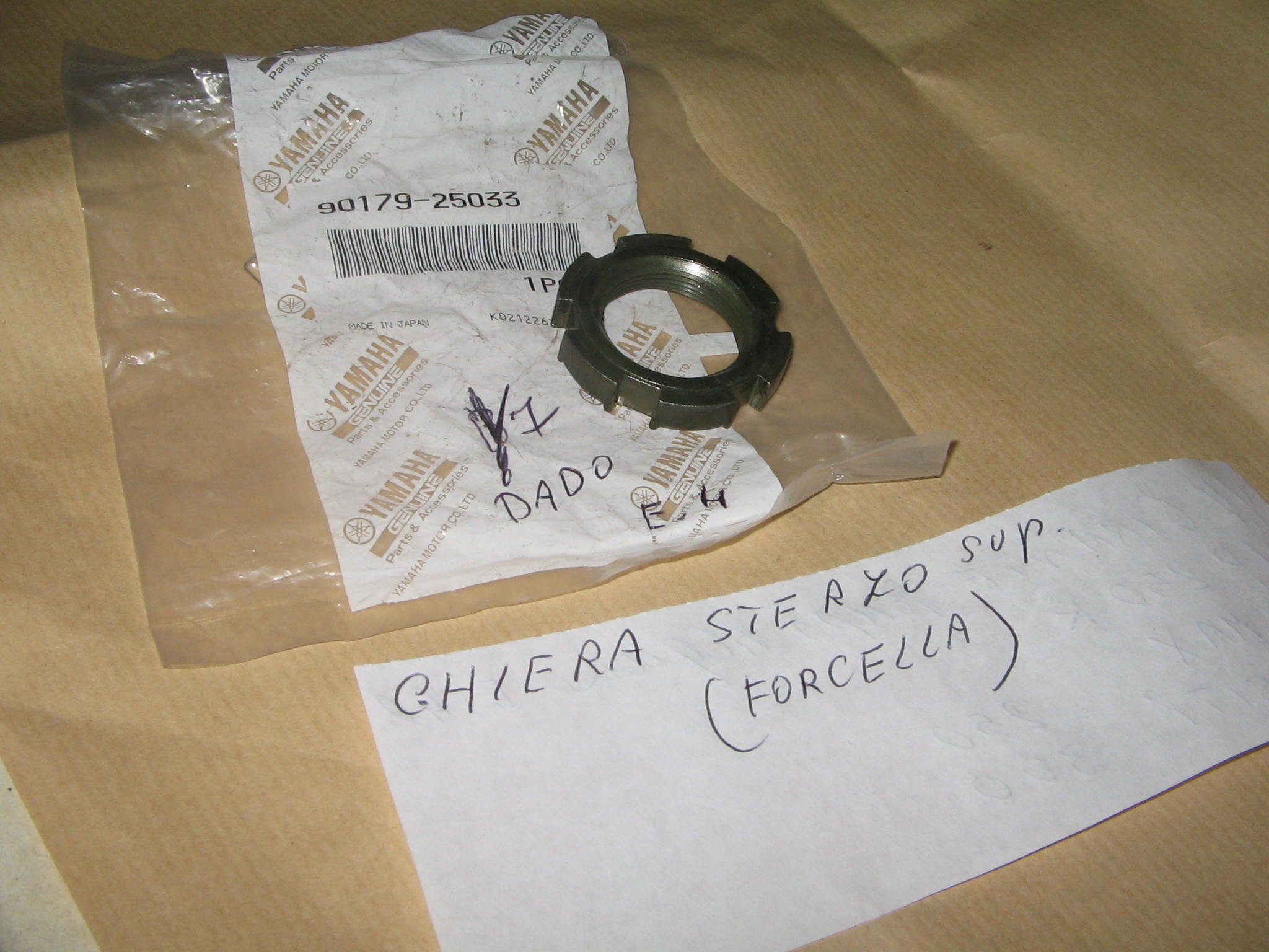 GHIERA SUPERIORE STELO FORCELLA YAMAHA MAJESTY  N.20720